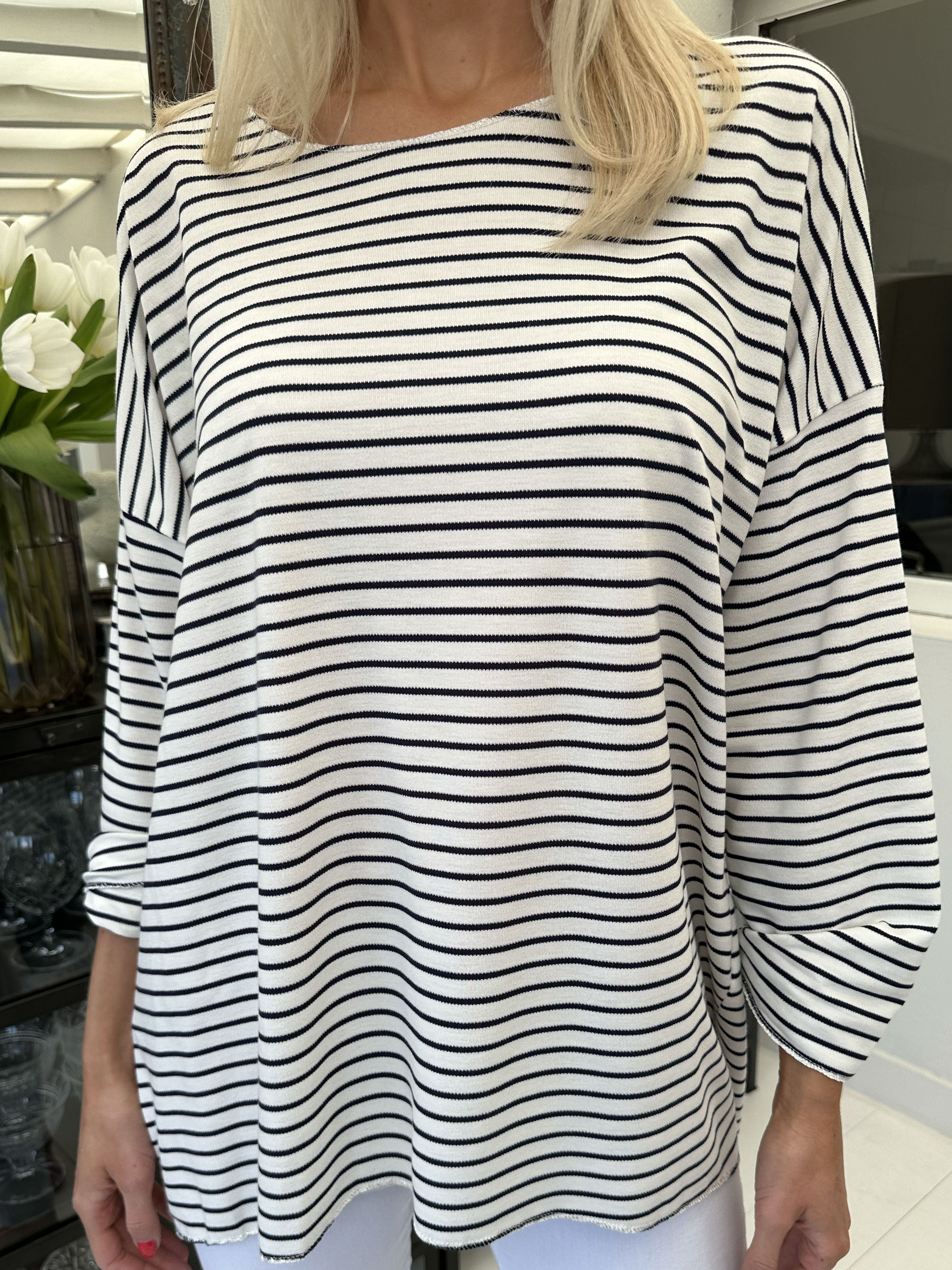 Stripe - Hvid blød bluse med tynde striber